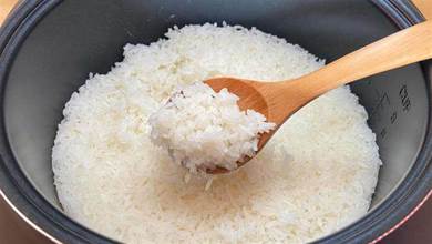蒸米飯，直接加水蒸就錯了，教你3個小訣竅，米飯鬆軟好吃不粘鍋